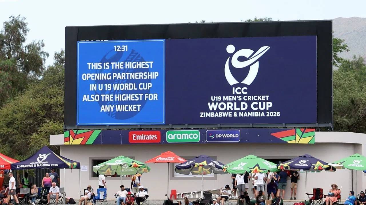 दिमंता महावितना आणि वीरन चामुडिता या दोघांनी पहिल्या विकेटसाठी 43.5 षटकात 328 धावांची भागीदारी केली. महावितना 115 धावा करून बाद झाला. तेव्हा त्यांची 328 धावांच्या भागीदारीची दखल आयसीसीने घेतली. युथ वनडेच्या इतिहासातील सर्वात मोठी भागीदारी असल्याचं जाहीर केलं. (Photo: Getty Images)