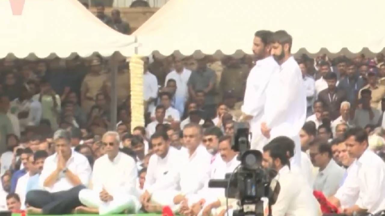 अजित पवार यांच्या अकाली निधनाच्या धक्क्याने सारेच हादरले आहेत. राष्ट्रपती द्रौपदी मुर्मू, पंतप्रधान नरेंद्र मोदी, गृहमंत्री अमित शहा, काँग्रेस नेते मल्लिकार्जुन खर्गे, पश्चिम बंगालच्या मुख्यमंत्री ममता बॅनर्जी यांच्यासह देशभरातील नेतेमंडळींनी अजित पवारांना भावपूर्ण श्रद्धांजली अर्पण केली. 
