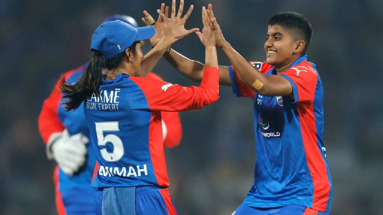 जेमिमा रॉड्रिग्सने पहिल्याच सामन्यात नाणेफेकीचा कौल जिंकला. नाणेफेकीनंतर जेमिमा म्हणाली की, 'डीवाय पाटील माझ्यासाठी नेहमीच खास आहेत. मी येथे माझा कसोटी पदार्पण केले. येथे माझा पहिला विश्वचषक जिंकला आणि आता मी या मैदानावर पहिल्यांदाच दिल्लीचे नेतृत्व करत आहे. मला नेतृत्व करायला खूप आवडते. मी 16 वर्षांची असल्यापासून माझ्या राज्य संघाचे नेतृत्व करत आहे, म्हणून ते अनुभव मदत करतात. जबाबदारी माझ्याकडून सर्वोत्तम कामगिरी बाहेर काढते.' (Photo: BCCI/WPL)