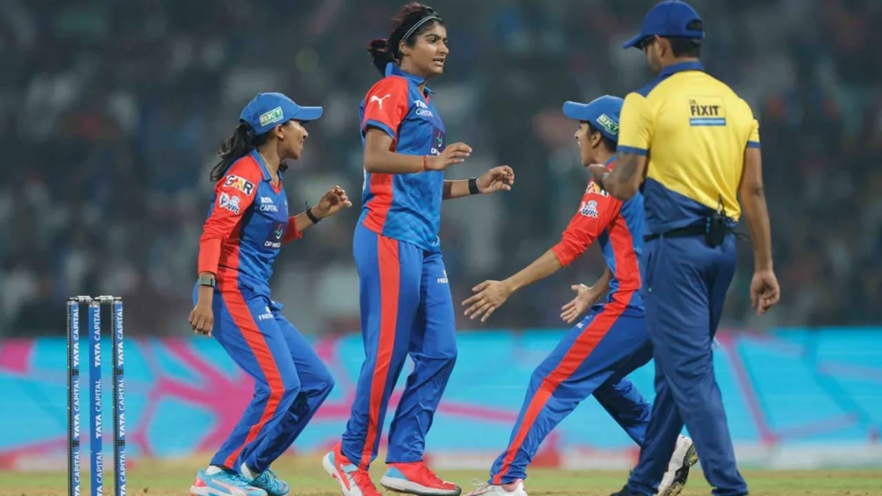 दिल्ली कॅपिटल्स महिला (प्लेइंग इलेव्हन): शफाली वर्मा, लिझेल ली (विकेटकीपर), लॉरा वोल्वार्ड, जेमिमाह रॉड्रिग्स (कर्णधार), मारिझान कॅप, निकी प्रसाद, चिनेल हेन्री, स्नेह राणा, मिन्नू मणी, श्री चरणी, नंदनी शर्मा (Photo: BCCI/WPL)