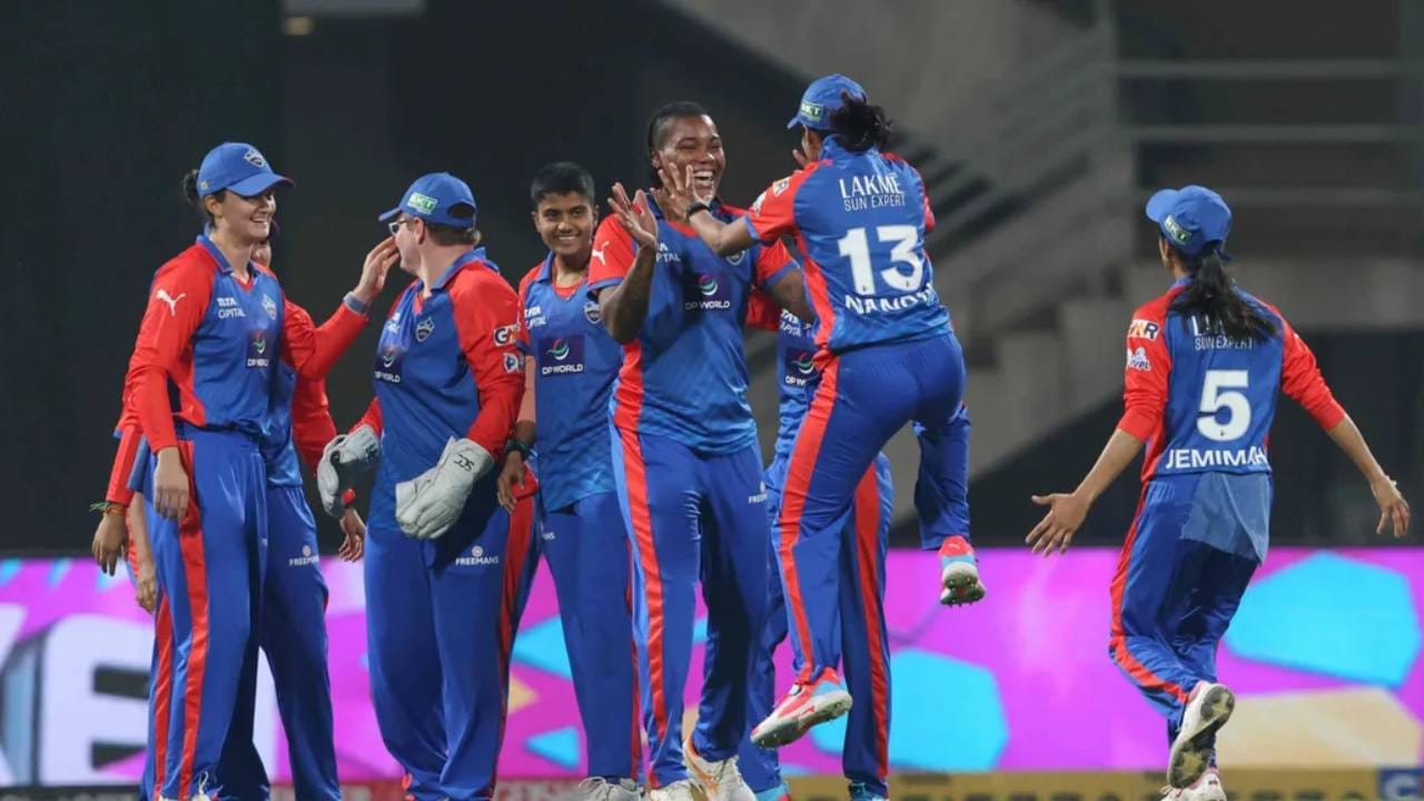 जेमिमा रॉड्रिग्स कर्णधारपद भूषवताना फलंदाजीत काही खास करू शकली नाही. पहिल्याच सामन्यात फक्त 3 चेंडूंचा सामना केला आणि 1 धाव करून बाद झाली. शबनिम इस्माईलच्या गोलंदाजीवर जी कमालिनीने तिचा झेल पकडला आणि तंबूचा रस्ता दाखवला. त्यामुळे संघ अडचणीत आला. (Photo: BCCI/WPL)