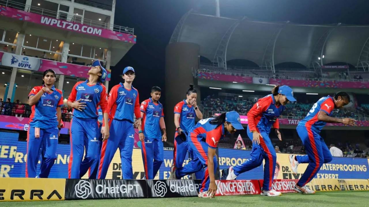 वुमन्स प्रीमियर लीगमध्ये कर्णधारपद भूषवणारी सर्वात तरुण खेळाडू ठरली आहे. तिचं वय 25 वर्षे आणि 127 दिवस आहे. यापूर्वी हा विक्रम स्मृती मंधानाच्या नावावर होता. मंधाना पहिल्या हंगामापासून रॉयल चॅलेंजर्स बंगळुरू  महिला संघाचे नेतृत्व करत आहे. तिचा विक्रम आता जेमिमाने मोडला. वुमन्स प्रीमियर लीग 2023 मध्ये स्मृती मंधानाचं वय 26 वर्षे 230 दिवस होते. (Photo: BCCI/WPL)