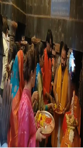 जिजाऊ जयंतीनिमित्त मराठा क्रांती मोर्चाच्या वतीने तुळजाभवानी मंदिरात विशेष पूजा