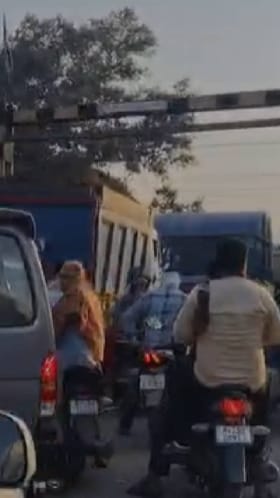 नांदुरा रेल्वे गेट जवळ नेहमीच वाहतूक ठप्प..