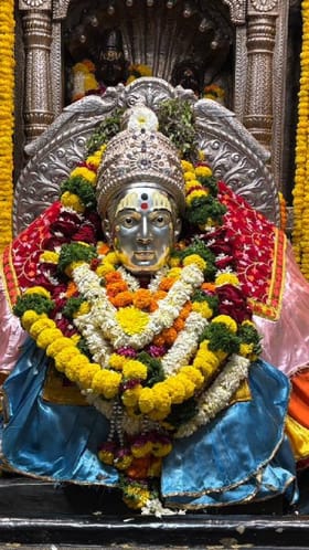 शष्टीतिला एकादशी व संक्रांती निमित्ताने माऊलींच्या संजीवन समाधी मंदिराला फुलाची सजावट..