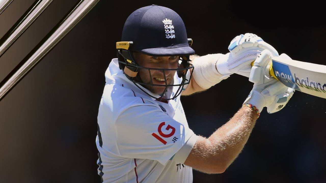 गेल्या सहा वर्षांत जो रूटचे 24 वे कसोटी शतक आहे. गेल्या दोन वर्षांत त्याने 17 पैकी 11 वेळा त्याच्या अर्धशतकाचे शतकात रूपांतर केले आहे. 2026 मध्ये जो रूटचे हे पहिले शतक आहे. कसोटी शतकांमध्ये रूट आता सचिन तेंडुलकर आणि जॅक कॅलिस यांच्या मागे आहे. (Photo- ICC Twitter)