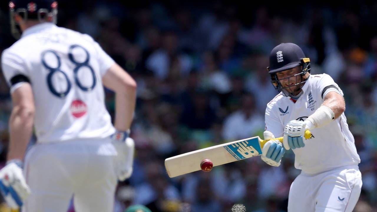 सिडनी कसोटीच्या पहिल्या दिवशी जो रूट 103 चेंडूत 72 धावांवर नाबाद होता. दुसऱ्या दिवशी त्याने पुढे खेळत शतक ठोकले. सिडनी कसोटीतील हे त्याचे पहिले शतक आणि ऑस्ट्रेलियातील दुसरे कसोटी शतक आहे. या मालिकेपूर्वी त्याने ऑस्ट्रेलियामध्ये एकही कसोटी शतक झळकावले नव्हते. (Photo- England Cricket Twitter)