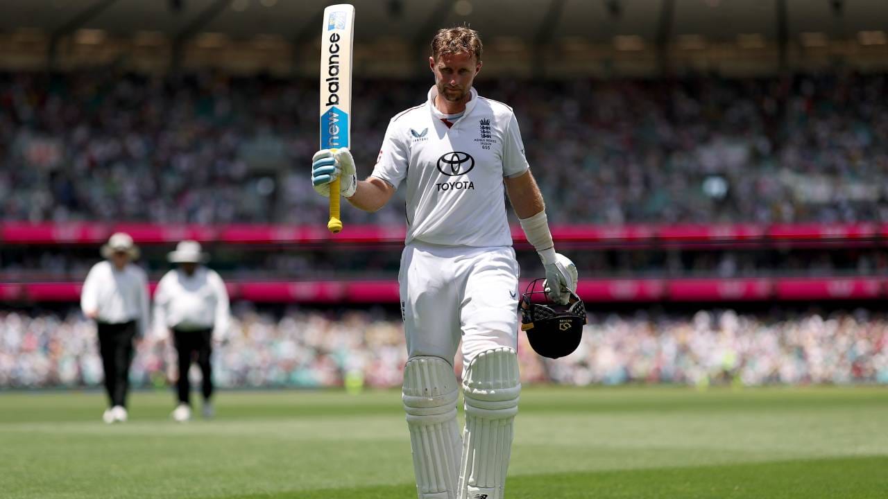  इंग्लंडचा स्टार फलंदाज जो रूटने कसोटी क्रिकेटमध्ये आणखी एक शतक झळकावले. सिडनीमध्ये खेळल्या जाणाऱ्या एशेज कसोटी मालिकेतील शेवटच्या कसोटीत  शतक झळकावले. जो रूटचे शतक कसोटी सामन्याच्या पहिल्या डावात 146 चेंडूत आले. त्याने 242 चेंडूत 15 चौकार मारत 160 धावांची खेळी केली. (Photo- England Cricket Twitter)  