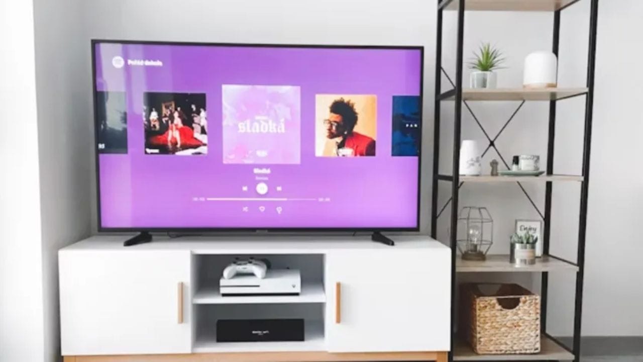  ई-कॉमर्स वेबसाईट Amazon आणि Flipkart वर वर्षांचा पहिला सेल सुरु झाला आहे.'रिपब्लिक डे' सेल मध्ये तुम्हाला ६ हजाराहून कमी किंमतीत स्मार्ट टीव्ही खरेदी करण्याची संधी मिळणार आहे.या दोन्ही प्लॅटफॉर्मवर अनेक ब्रँड्सचे स्मार्ट टीव्ही तुम्हाला खुपच स्वस्तात मिळणार आहे. तुमचे बजेट कमी असले तरीही अनेक शानदार स्मार्ट टीव्हीचे पर्याय आहेत. 