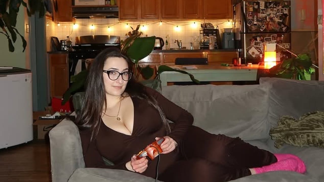 तिच्या केल्या वक्तव्याची जगभरात सध्या चर्चा सुरु आहे. ज्यामध्ये तिने माझ्या ब्रेस्टमुळे मला अमेरिकेचा व्हिसा मिळाला असल्याचे विधान केले आहे. 