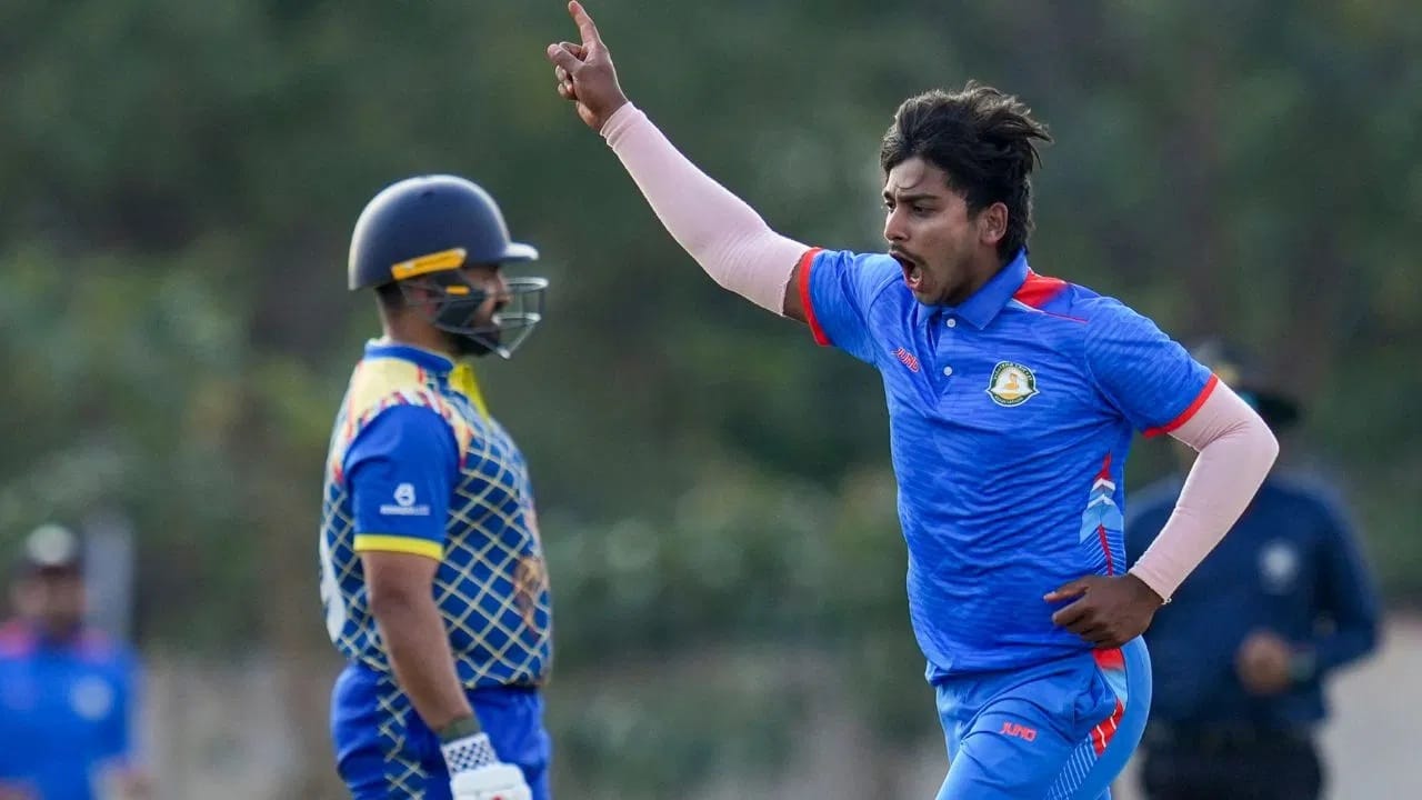 त्यानंतर आता करुण विदर्भाची साथ सोड कर्नाटक संघात आला. करुणने या मोसमात कर्नाटकसाठी 412 धावा केल्या. मात्र करुणला या वेळेस माजी संघाकडून अर्थात विदर्भाकडून उपांत्य फेरीत पराभूत व्हावं लागलं.  (Photo: PTI)