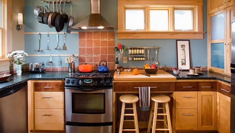 वास्तूशास्त्रात घर उभारताना ते कसे असावे, घरातील वस्तू नेमक्या कुठे ठेवाव्यात याबाबत सांगण्यात आलेले आहे. वास्तूशास्त्राचे नियम पाळल्यास घरात सुख, समृद्धी नांदते असे म्हटले जाते. परंतु हेच घर उभारताना काही गोष्टी चुकल्या तर मात्र त्याचा मोठा फटकादेखील बसतो. वास्तूशास्त्रात या चुकांबद्दलही सांगितलेले आहे. 