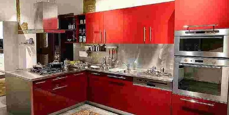 घरातील मुख्य दरवाजा, बेडरुम, बाथरुम तसे किचन व्यवस्थितपणे उभारलेले नसेल किंवा या खोल्यांतील वस्तू नीट ठेवलेल्या नसतील तर घरात अशांत येते, असे म्हणतात. वास्तूदोषामुळे नकारात्मक उर्जा निर्माण होतो.