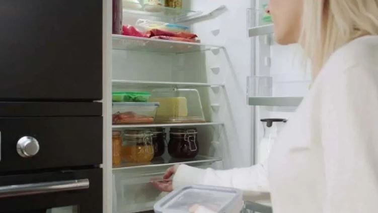  घरातील किचनची खोली तर फारच महत्त्वाची असते. कारण याच खोलीमधून सर्वांसाठी जेवण तयार केले जाते. किचनमध्ये तुम्ही चुकीच्या पद्धतीने भांडे लावले किंवा भांडे ठेवण्यासाठी चुकीची जागा निवडली तर तुमचे नुकसान होऊ शकते. 