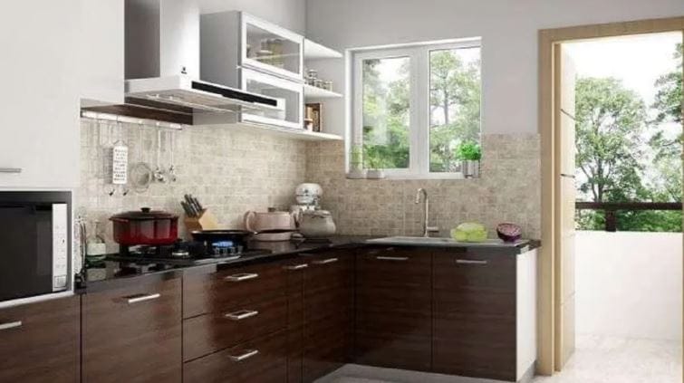 हीच चूक नकारात्मक उर्जेचं कारण ठरू शकते. वास्तूशास्त्राच्या नियमानुसार किचनमध्ये भांडे नेहमीच पश्चिम दिशेला ठेवायला हवेत. अन्य दिशेला भांडे ठेवल्यास घरात भांडणं वाढतात. किचनमध्ये फ्रिज नेहमी दक्षिण-पश्चिमेस ठेवावे. किचन कधीच पूर्व दिशेला ठेवू नये. 