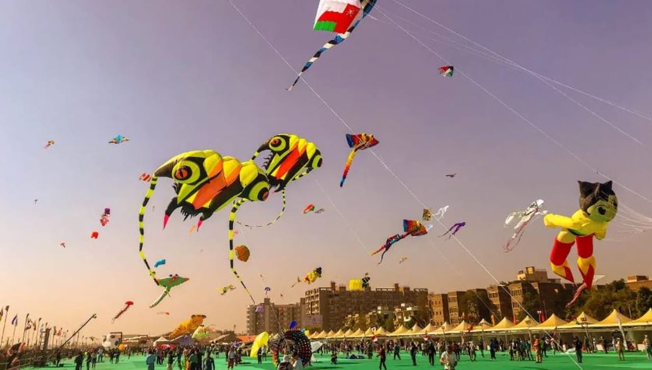 सध्या देशभरात मकर संक्रांत मोठ्या उत्साहात साजरी केली जात आहे. तरुण, मुलं-मुली जोमात पतंगबाजी करताना दिसत आहेत. मकर संक्रांतीत पतंग उडवले जातात. 