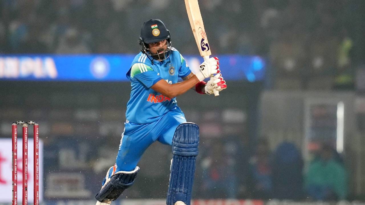 केएल राहुलने संकटमोचक म्हणून भूमिका बजावली. 115 धावांवर श्रेयस अय्यरच्या रुपाने तिसरा धक्का बसला आणि केएल राहुल उतरला. त्यानंतर 118 धावा असताना विराट कोहली बाद झाला. त्यामुळे संघ संकटात आला होता. पण त्यानंतर केएल राहुलने रवींद्र जडेजासोबत 73, नितीश रेड्डीसोबत 57 धावांची भागीदारी केली. (Photo: BCCI Twitter) 