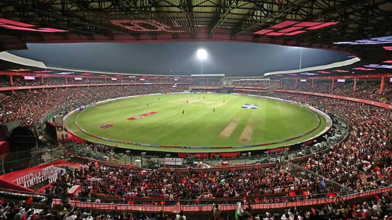 आरसीबीने 16 जानेवारी रोजी सोशल मीडिया अकाउंटवर एक पोस्ट शेअर केली होती, त्यात त्यांनी म्हटले होते की, "स्टेडियममध्ये 300 ते 350  एआय कॅमेरे बसवण्यासाठी कर्नाटक राज्य क्रिकेट असोसिएशनला औपचारिक प्रस्ताव देण्यात आला आहे. हे कॅमेरे स्टेडियम आणि त्याच्या आसपासच्या परिसराचे निरीक्षण करतील आणि गर्दी व्यवस्थापनात मदत करतील."