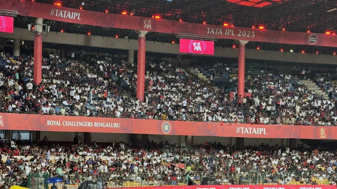 आरसीबीच्या विजयोत्सवादरम्यान झालेल्या चेंगराचेंगरीत 11 निष्पाप लोकांना आपला जीव गमवावा लागला होता. तेव्हापासून चिन्नास्वामी स्टेडियमवर एकही सामना झालेला नाही. आगामी आयपीएल सामने चिन्नास्वामी स्टेडियमवर होतील, अशी चर्चा आहे.