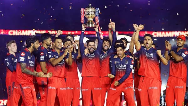 आयपीएल 2026 स्पर्धा मार्चच्या शेवटच्या आठवड्यापासून सुरू होण्याची शक्यता आहे. या लीगची सर्व तयारी अंतिम टप्प्यात आली आहे. सर्व 10 फ्रँचायझींनी आधीच तयारी सुरू केली आहे. पण गतविजेत्या आरसीबी त्यांचे घरचे सामने कोणत्या स्टेडियममध्ये खेळतील हे अद्याप निश्चित झालेले नाही.