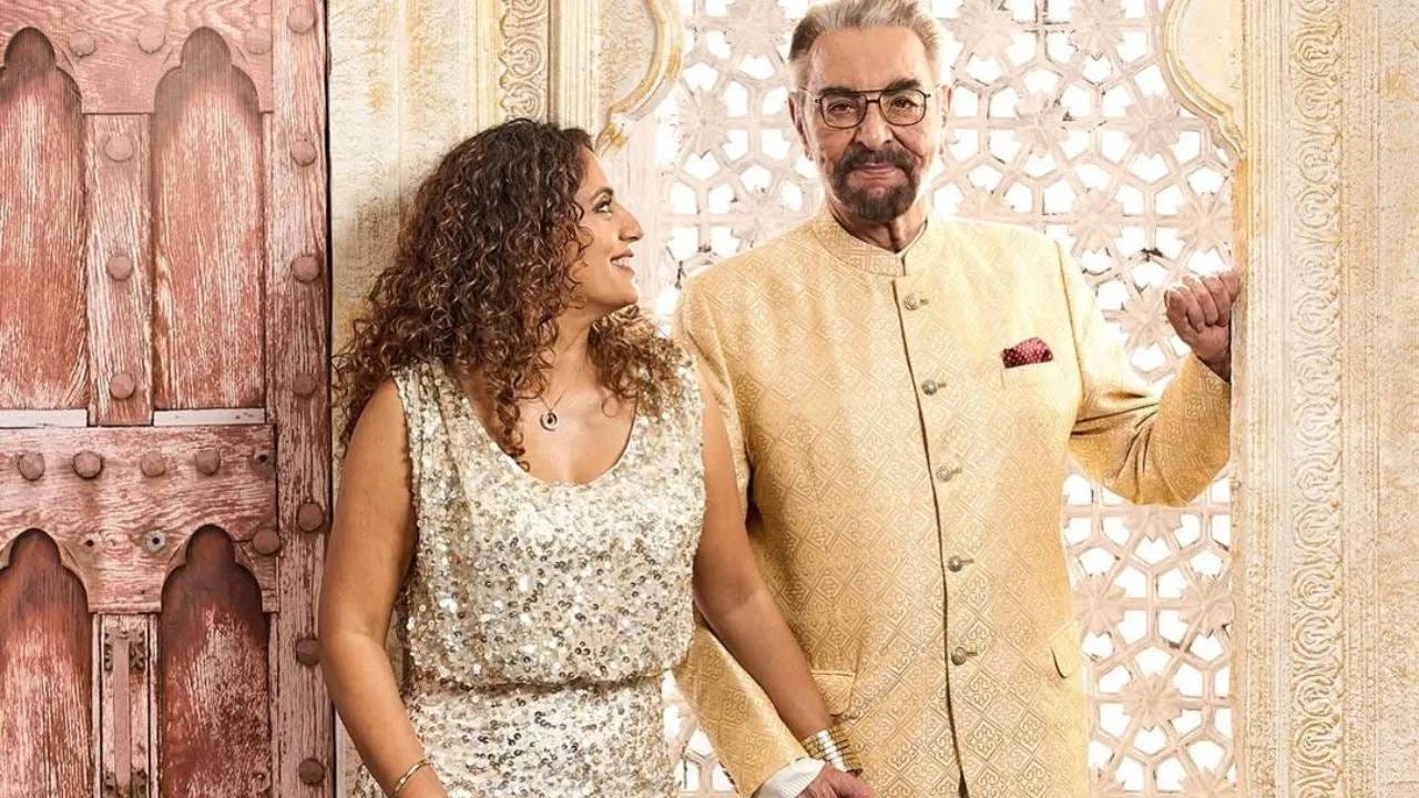 चित्रपट विश्वातील दिग्गज अभिनेते कबीर बेदी त्यांच्या प्रोफेशनल लाइफसोबतच पर्सनल लाइफमुळे सुद्धा चर्चेत असतात. कबीर बेदी यांचं पर्सनल लाइफ कुठल्या चित्रपटाच्या कथेसारखच आहे. त्यांची चार लग्न झाली आहेत. अलीकडेच त्यांनी चौथी पत्नी परवीन सोबत काही फोटो सोशल मीडियावर शेअर केलेत. 