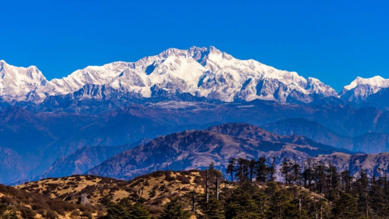 नावाचा अर्थ: 'कांचनजंगा' या नावाचा तिबेटी भाषेत 'बर्फाचे पाच खजिने' असा अर्थ होतो. हे पाच खजिने म्हणजे देवाचे सोने, चांदी, रत्ने, धान्य आणि पवित्र पुस्तके यांचे प्रतीक मानले जातात.