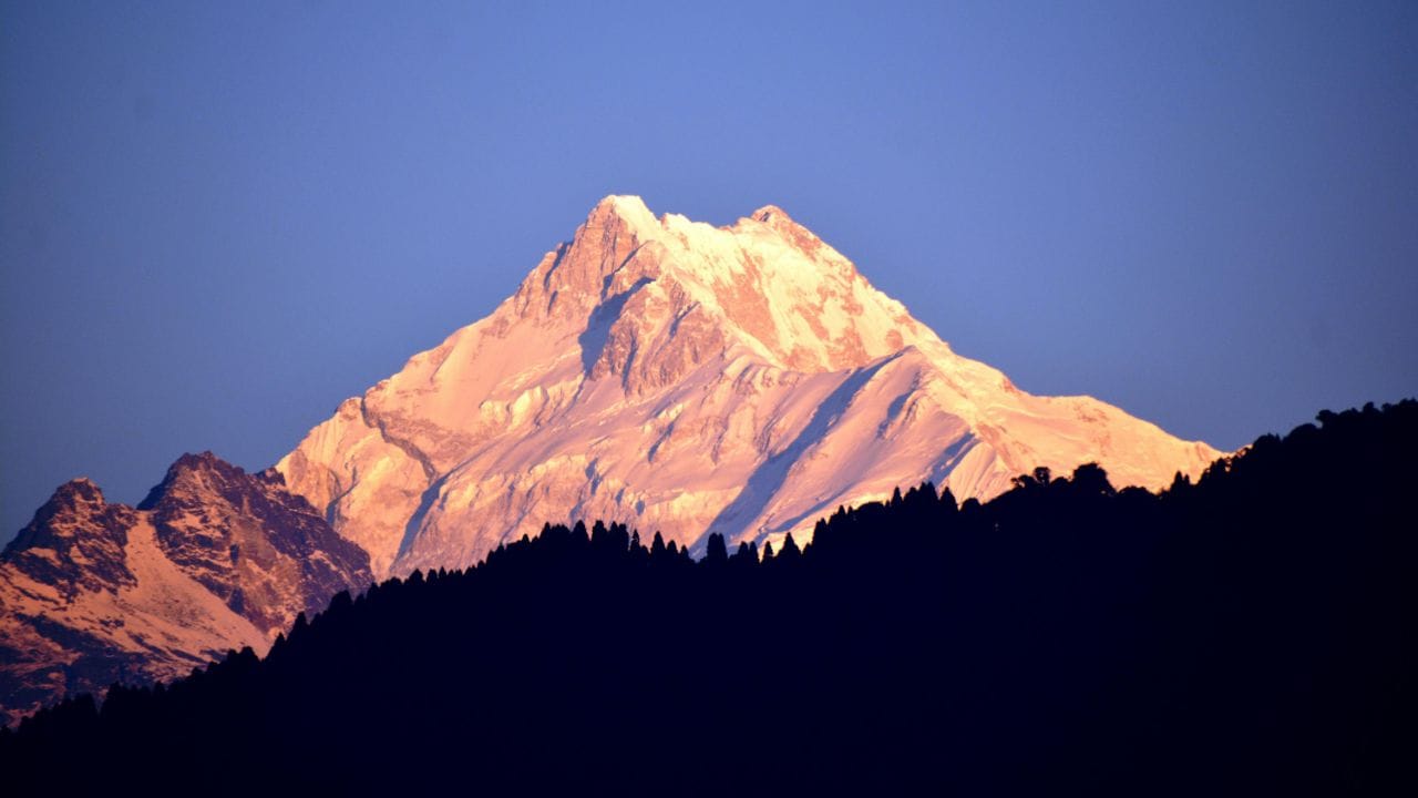 धार्मिक महत्त्व: सिक्कीममधील लोक या पर्वताला अत्यंत पवित्र मानतात. या श्रद्धेचा मान राखण्यासाठी, कांचनजंगा सर करणारे गिर्यारोहक अनेकदा शिखराच्या अगदी टोकावर पाऊल न ठेवता थोडे खालीच थांबतात.