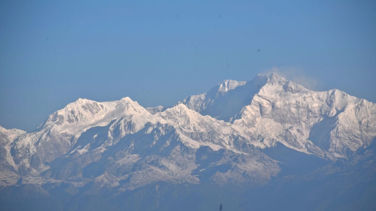 पर्वताचे नाव: कांचनजंगा हा भारतातील सर्वात उंच पर्वत आहे. याची उंची समुद्रसपाटीपासून 8556 मीटर (28169 फूट) इतकी आहे. हा जगातील तिसरा सर्वात उंच पर्वत आहे (माउंट एव्हरेस्ट आणि के-2नंतर)