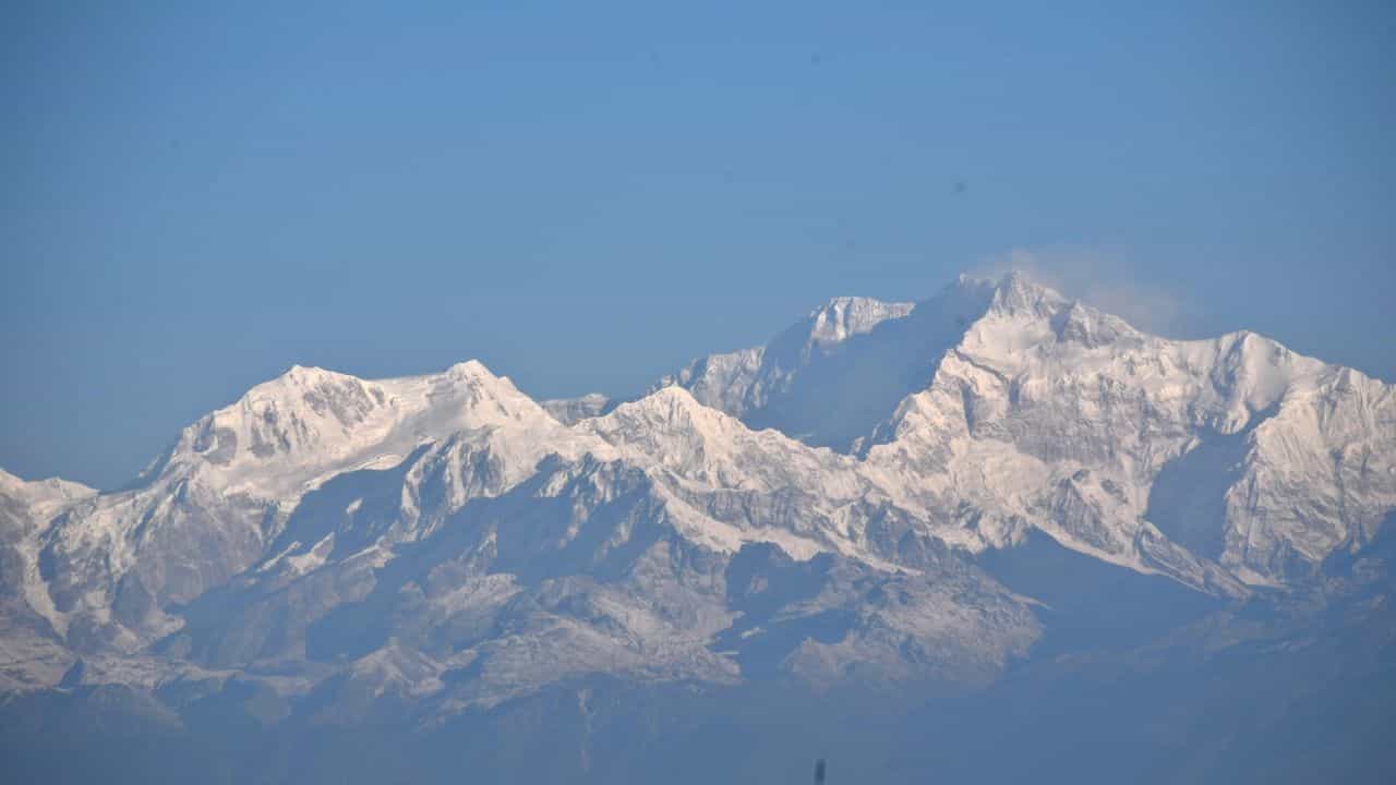 पर्वताचे नाव: कांचनजंगा हा भारतातील सर्वात उंच पर्वत आहे. याची उंची समुद्रसपाटीपासून 8556 मीटर (28169 फूट) इतकी आहे. हा जगातील तिसरा सर्वात उंच पर्वत आहे (माउंट एव्हरेस्ट आणि के-2नंतर)