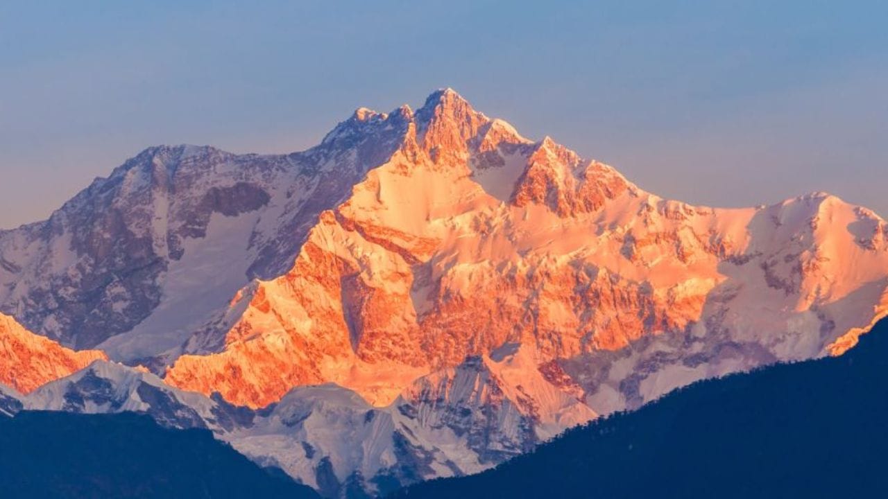 स्थानिक ठिकाण: हा पर्वत भारताच्या सिक्कीम राज्याच्या सीमेवर आणि नेपाळच्या सीमेवर हिमालयाच्या रांगांमध्ये स्थित आहे. या पर्वतावर नेहमी बर्फ असतो. 