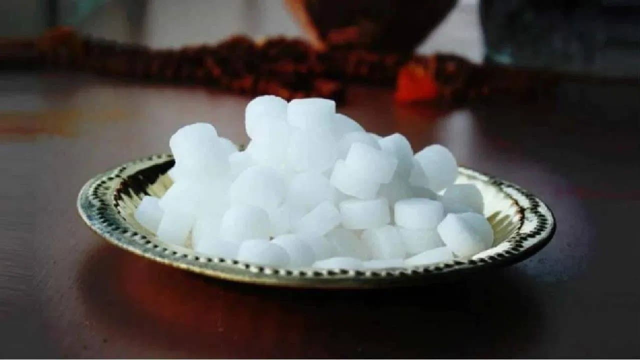 भारतीय संस्कृतीत आणि हिंदू धर्मात कापूर (Camphor) केवळ एक पूजेचे साहित्य नसून ते सकारात्मकतेचे प्रतीक मानले जाते. 'कर्पूरगौरं करुणावतारं...' या मंत्रावरूनच आपल्याला कापूरला देवकार्यात किती महत्त्व आहे हे समजते.