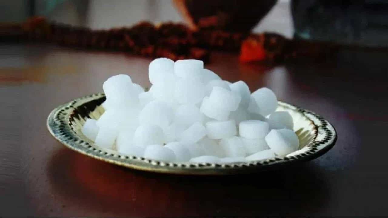 भारतीय संस्कृतीत आणि हिंदू धर्मात कापूर (Camphor) केवळ एक पूजेचे साहित्य नसून ते सकारात्मकतेचे प्रतीक मानले जाते. 'कर्पूरगौरं करुणावतारं...' या मंत्रावरूनच आपल्याला कापूरला देवकार्यात किती महत्त्व आहे हे समजते.