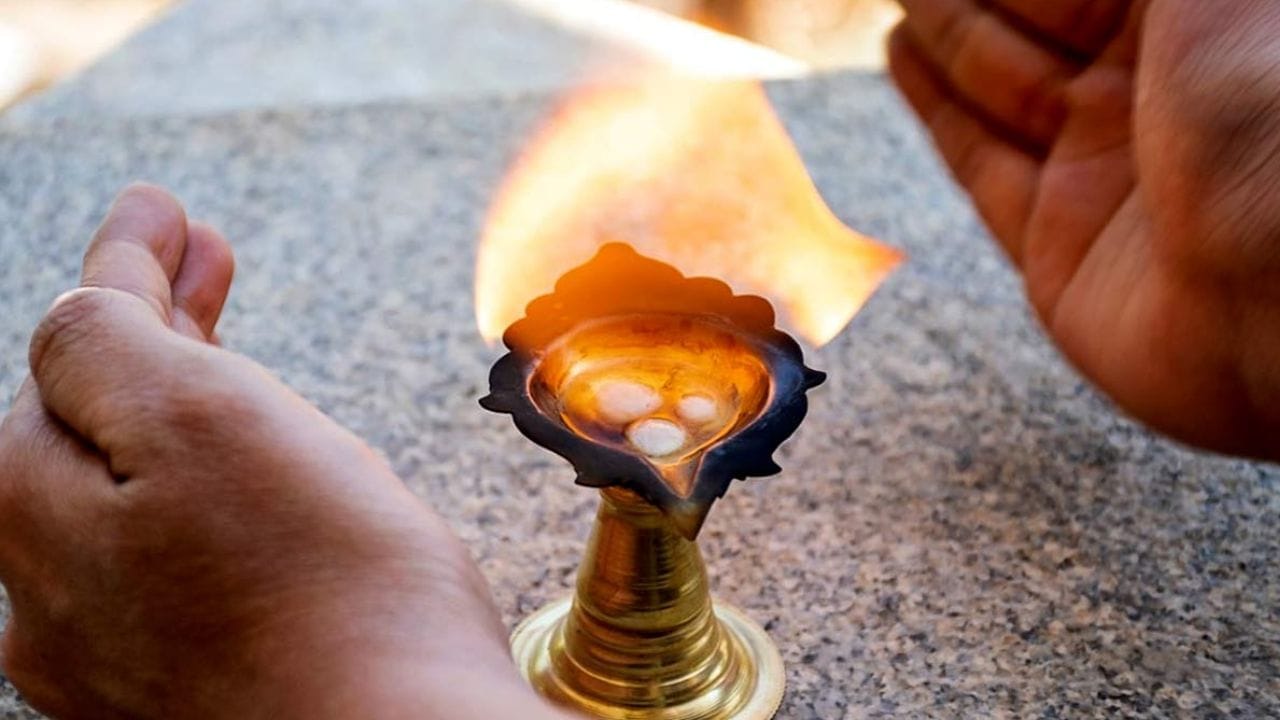 जर तुम्ही दीर्घकाळापासून कर्जाच्या विळख्यात अडकला असाल, तर शास्त्रानुसार संध्याकाळी कापूर जाळणे हा एक प्रभावी उपाय मानला जातो. यामुळे देवतांचे आशीर्वाद मिळतात. तसेच उत्पन्नाचे नवीन मार्ग मोकळे होतात, असे मानले जाते.