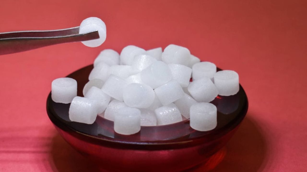 शुद्ध आणि पवित्र वातावरणात देवी लक्ष्मीचा वास असतो, ज्यामुळे घरातील आर्थिक अडचणी हळूहळू दूर होतात. अनेकदा घराची रचना वास्तुशास्त्रानुसार नसल्यास घरात कलह किंवा प्रगतीत अडथळे येतात.