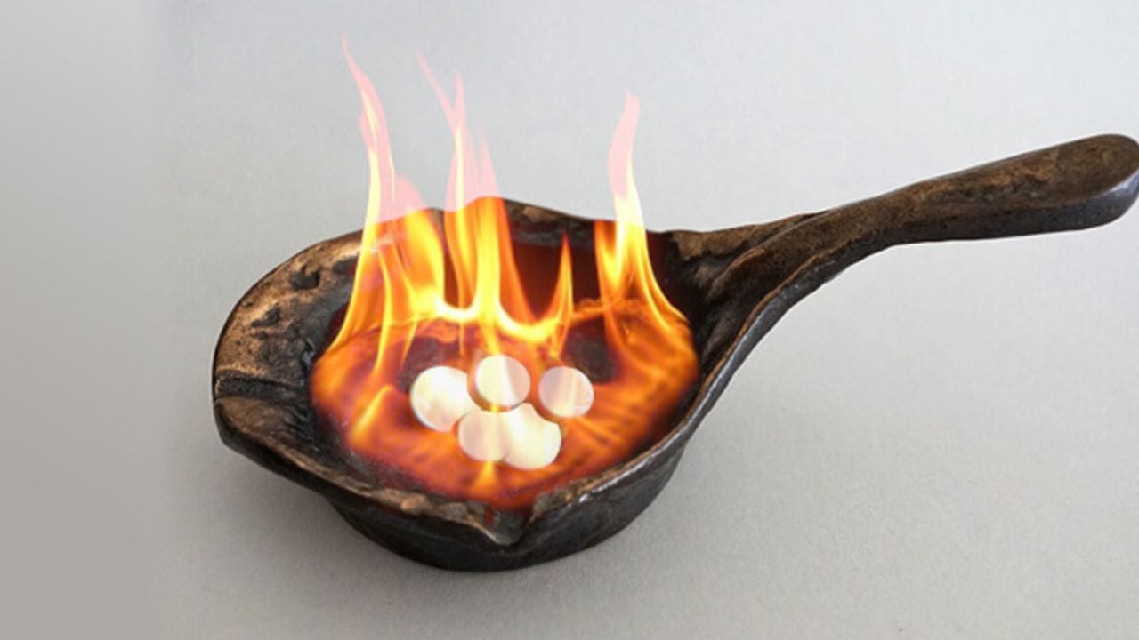 दररोज संध्याकाळी एका पितळी किंवा मातीच्या पात्रात कापूर जाळून तो संपूर्ण घरात फिरवल्याने घरातील वास्तुदोष कमी होतात. कापूरच्या धुरामुळे वातावरणातील जंतू नष्ट होतात. तसेच नकारात्मक ऊर्जा बाहेर पडून सकारात्मक लहरी निर्माण होतात.