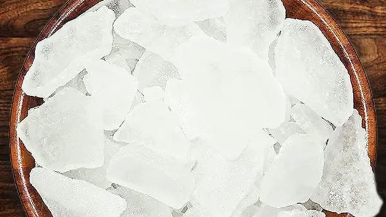 केवळ धार्मिकच नव्हे, तर विज्ञानाच्या दृष्टीनेही कापूर महत्त्वाचा आहे. कापूर जाळल्याने हवेतील बॅक्टेरिया आणि हानिकारक विषाणू नष्ट होतात. विशेषतः पावसाळ्यात किंवा संध्याकाळी डासांचा प्रादुर्भाव कमी करण्यासाठी कापूर जाळणे हा एक नैसर्गिक आणि आरोग्यदायी पर्याय आहे.