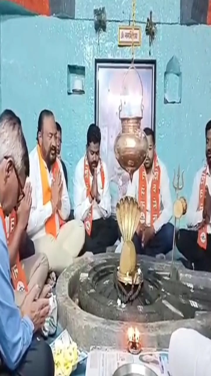 Karad : मुंबई महापालिकेत शिवसेनेचा महापौर व्हावा यासाठी रत्नेश्वर मंदिरात महादेवाला महाअभिषेक