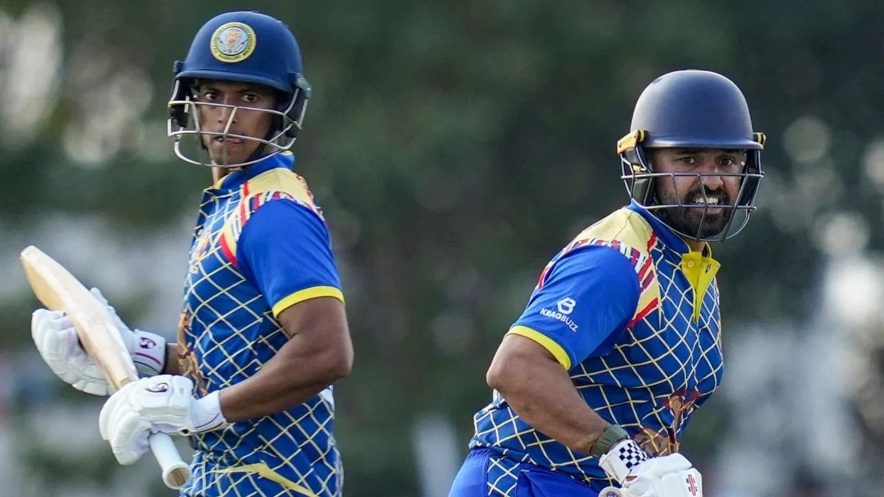 करुणला सलग दुसऱ्या वर्षी साथ सोडलेल्या संघाकडून पराभूत व्हावं लागलं. करुणने गेल्या मोसमात कर्नाटकाची साथ सोडून विदर्भाकडून खेळताना खोऱ्याने धावा केल्या होत्या. मात्र त्यानंतर करुण नायरच्या विदर्भाचा अंतिम सामन्यात कर्नाटकाकडून पराभव झाला होता. (Photo: PTI)