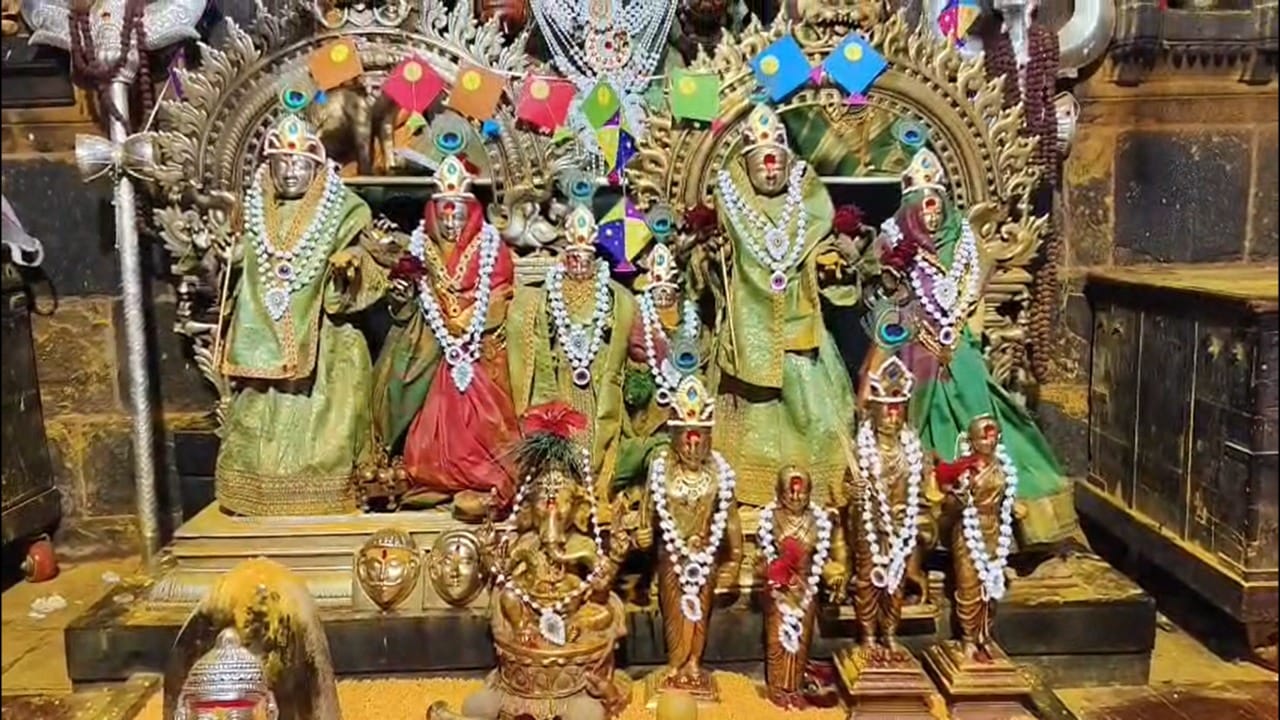 पांढऱ्याशुभ्र तिळाची ही सजावट देवाच्या मूर्तीवर अत्यंत देखणी दिसत होती. ही सजावट पाहण्यासाठी आणि देवाचे आशीर्वाद घेण्यासाठी पहाटेपासूनच भाविकांनी गडावर मोठी गर्दी केली होती.