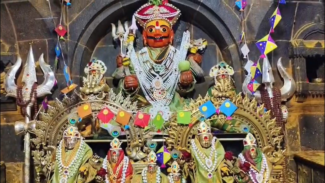 जेजुरी शहर आणि परिसरातील सुवासिनींनी सकाळीच गडावर येऊन देवाचे दर्शन घेतले. मंदिर परिसरामध्ये महिलांनी पारंपरिक पद्धतीने एकमेकींना वाण देऊन मकर संक्रांत साजरी केली. 