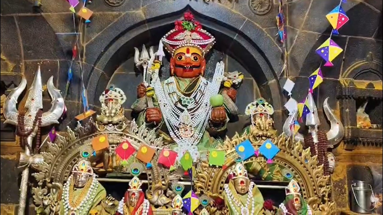 संक्रांतीचे औचित्य साधून जेजुरी गडावरील खंडोबा आणि म्हाळसा देवीच्या मूर्तींना तिळापासून बनवलेले विशेष दागिने परिधान करण्यात आले होते. यामध्ये मुकुट, हार, बाशिंग आणि इतर अलंकारांचा समावेश होता. 