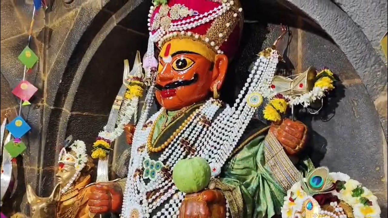 'तिळगूळ घ्या, गोड गोड बोला' म्हणत अनेक सुवासिनींनी एकमेकींना शुभेच्छा दिल्या. गडाच्या पायऱ्यांपासून ते मुख्य मंदिरापर्यंत महिलांची मोठी लगबग पाहायला मिळत होती.