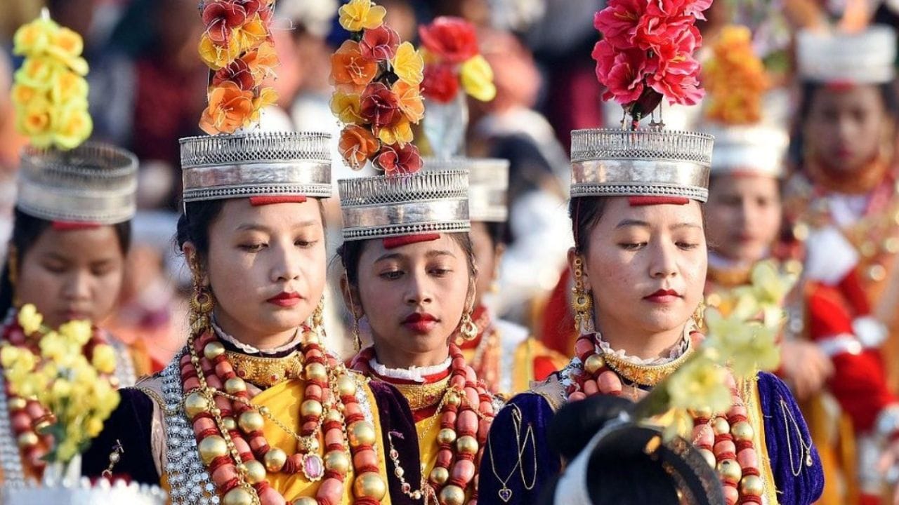 परंपरेचे उद्दिष्ट: ही परंपरा शतकानुशतके चालत आली आहे. असे मानले जाते की, जुन्या काळी युद्धात पुरुषांचे मृत्यू जास्त होत असत, त्यामुळे वंशाचे संरक्षण करण्यासाठी आणि स्त्रियांना सुरक्षित व मजबूत करण्यासाठी ही व्यवस्था निर्माण करण्यात आली.