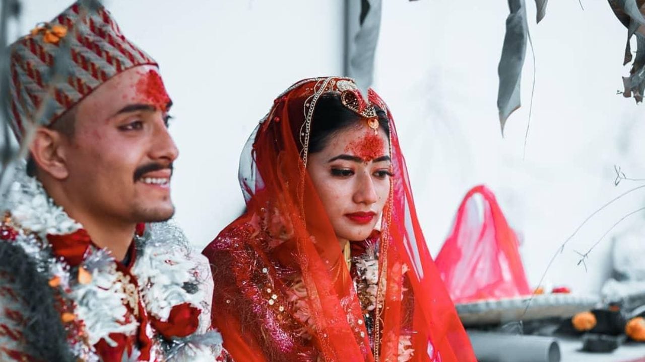 सर्वात लहान मुलीला वारसा हक्क : कुटुंबाची मालमत्ता आणि घराचा अधिकार सर्वात लहान मुलीला मिळतो, जिला खासी भाषेत 'का खाद्दूह' म्हटले जाते. तीच घराची प्रमुख असते आणि आई-वडिलांची देखभाल करण्याची जबाबदारीही तिच्यावर असते.