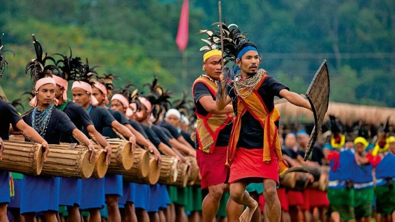 मातृसत्ताक व्यवस्था : या समाजात पितृसत्ताक नाही, तर मातृसत्ताक पद्धत चालते. म्हणजे कुटुंबाची ओळख, मालमत्ता आणि वंशाची परंपरा वडिलांकडून नाही, तर आईच्या नावावरून पुढे चालते.