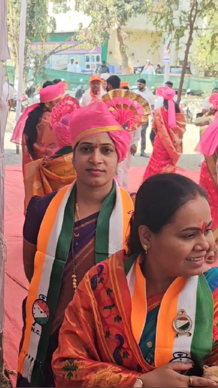 जिल्हा परिषद निवडणुकीचा अर्ज दाखल करताना शेवटच्या दिवशी शक्तिप्रदर्शन