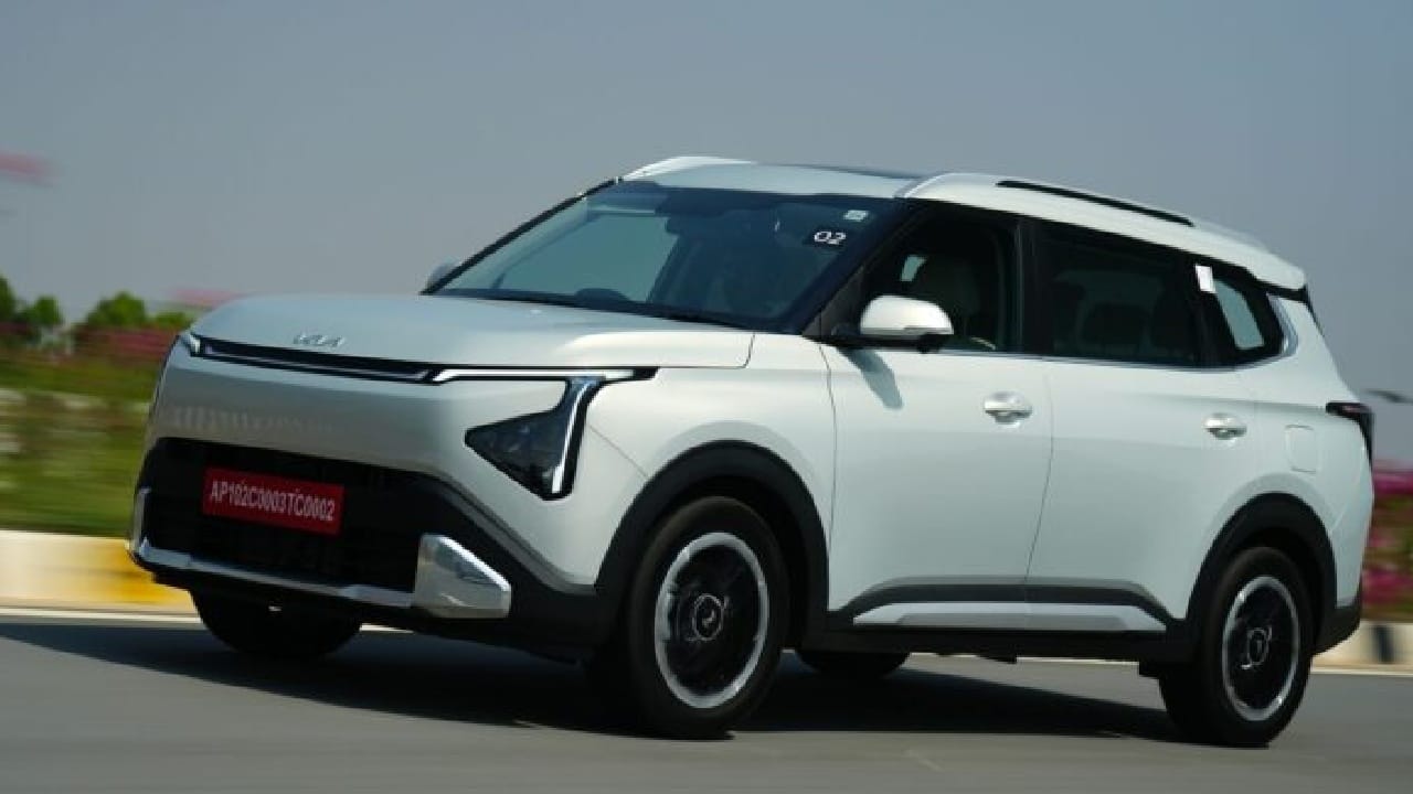 गेल्या काही दिवसांपासून भारतीय बाजारपेठेत अनेक कंपन्या आपल्या दमदार आणि जबरदस्त फीचर्स असणाऱ्या कार लॉन्च करताना दिसत आहेत. अशातच आता आणखी एका कंपनीने मोठ्या कुटुंबासाठी कमी बजेटमध्ये कार लॉन्च केली आहे. 