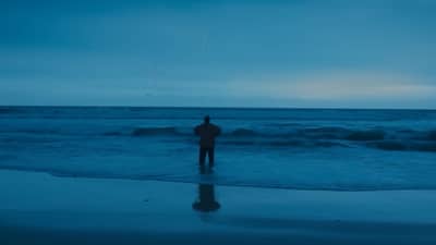 धुरंधर चित्रपटाचा रेकॉर्ड मोडणारा 2026 चा ब्लॉकबस्टर, थिएटरबाहेर प्रचंड गर्दी, एकूण कमाई थक्क करणारी