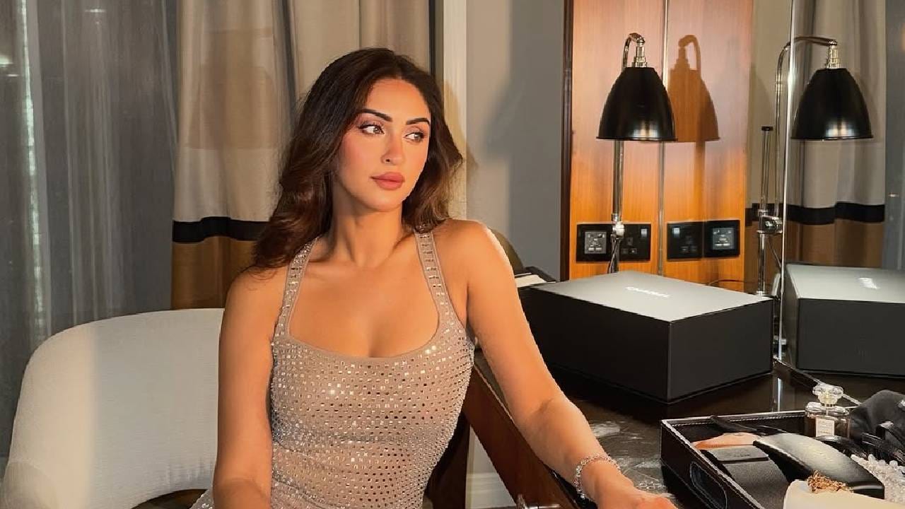 'धुरंधर' फेम अभिनेत्रीचा काही महिन्यांपूर्वीच ब्रेकअप झाला. नुकत्याच दिलेल्या एका मुलाखतीत या अभिनेत्रीने तिच्या ब्रेकअपमागील कारण सांगितलं आहे. आदित्य धर दिग्दर्शित 'धुरंधर' या चित्रपटातील 'शरारत' या गाण्यात ही अभिनेत्री झळकली होती. हे गाणं तुफान गाजलं आहे. 
