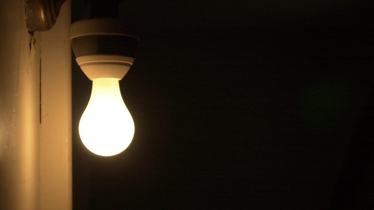 त्याशिवाय एलईडीमुळे उष्णता कमी निर्माण होते. ज्यामुळे खोलीचे तापमान वाढत नाही आणि ते पर्यावरणासाठीही सुरक्षित आहेत. जर किंमतीचा विचार केला तर एलईडी बल्ब साधारणपणे १०० ते २०० रुपयांपर्यंत मिळतो. तर ट्यूबलाईटसाठी २०० ते ४०० रुपये मोजावे लागतात.